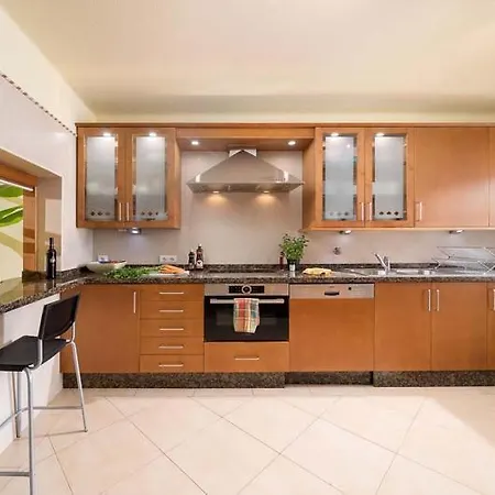 Sleeps 6 With Pool Air Con And Wifi *