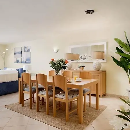 Villa Sleeps 6 With Pool Air Con And Wifi *
