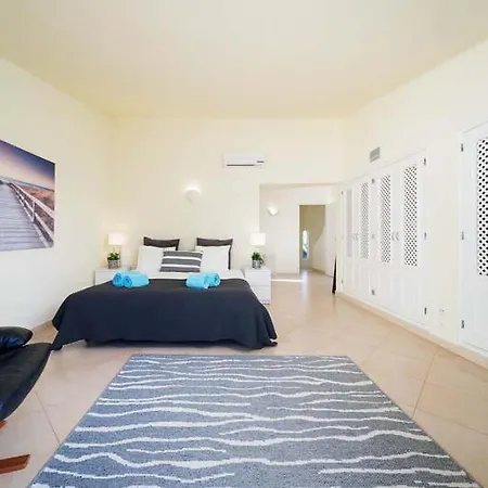 Sleeps 6 With Pool Air Con And Wifi Vale do Lobo