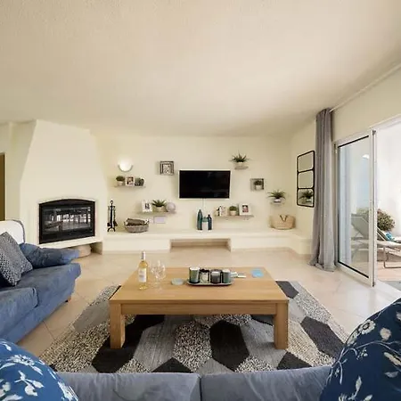 Sleeps 6 With Pool Air Con And Wifi וילה *